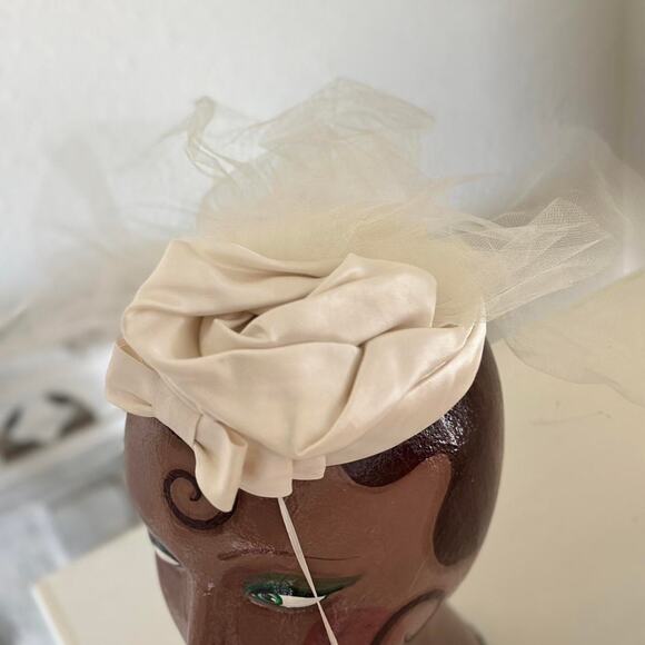 ElizaBeth Rohloff VINTAGE 1950s IVORY SATIN & TULLE FASCINATOR HAT - Picture 3 of 4